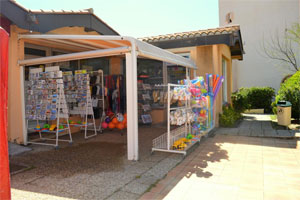 Vue du tabac-presse du village Aphrodite : Foncia Leucate Nature immobilier naturiste